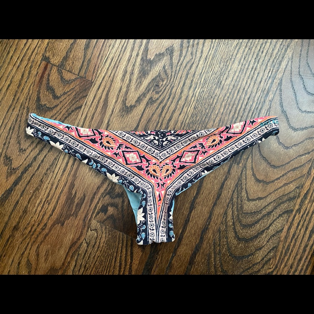 NWOT REVERSIBLE Billabong Cheeky Bikini Bottoms!!